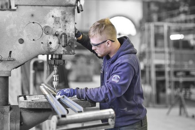 Mannen van staal, Teun werkt aan de kolomboor en begint aan een stalen raam.