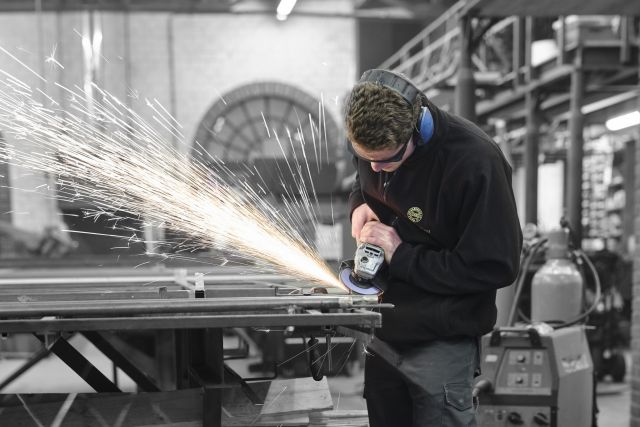 Gijs werkt aan een stalen deur in het staalatelier in Made.