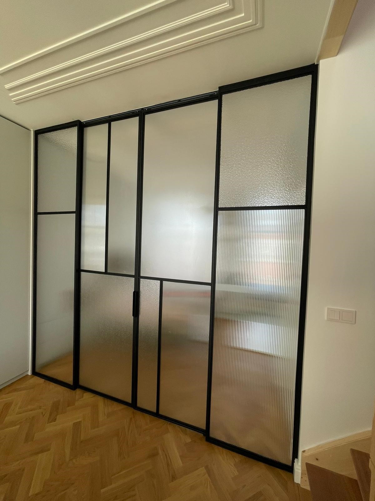 Slaapkamer met stalen pui 2
