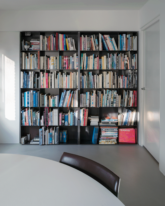 Pivoterende boekenkast door Ernst Hoek, Hoek & de Wit Architecten, met taatssysteem System M van FritsJurgens
