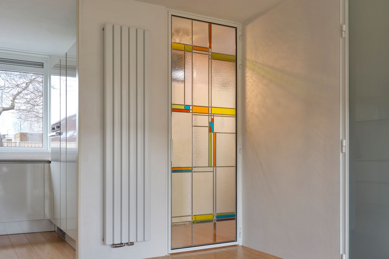 Afbeelding: Interview Hanneke Bakker – Stalen deur met glas in lood