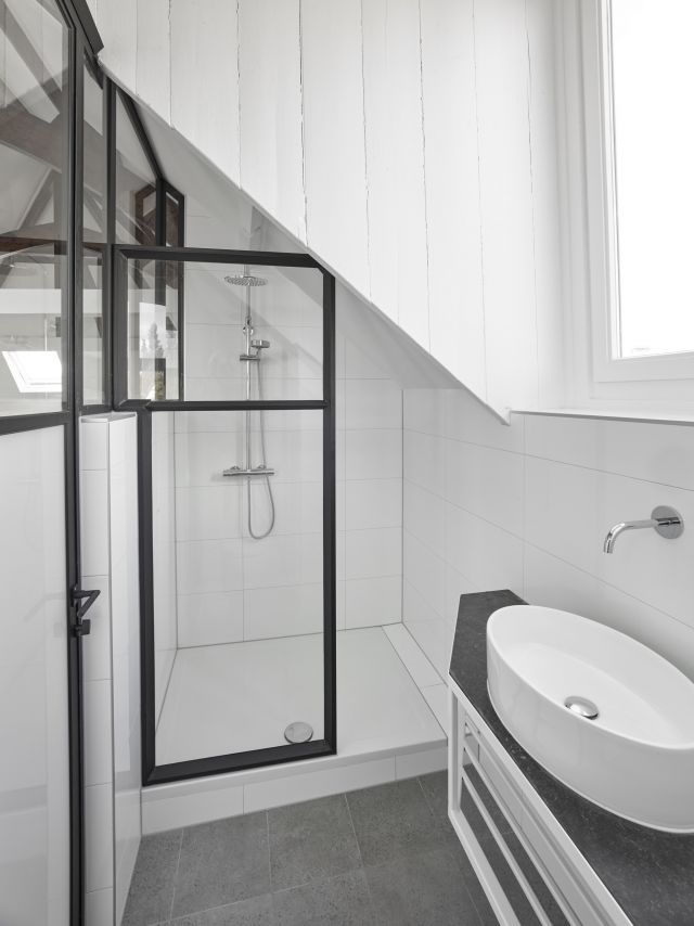Een stalen douchewand geeft het appartement in Dordrecht een industriële look.