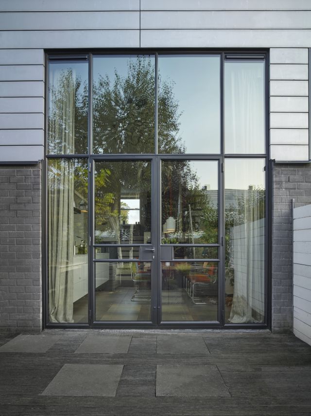 Stalen buitendeuren in een bijzonder project in Dordrecht.